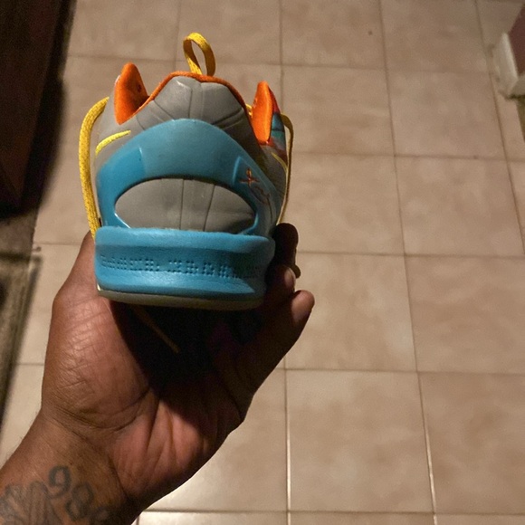 Kobe Venice Beach 7 youth with box!! Rating 7/10 - Picture 4 of 7